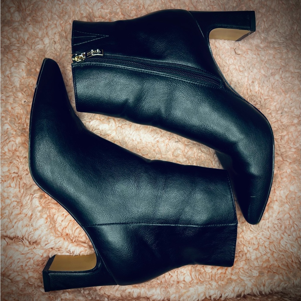 🔥Michael Kors Black Ankle Booties with Sleek Design